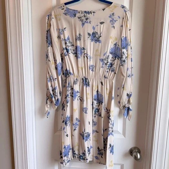 Lush Yellow V-Neck Sundress with 3/4 Bishop Sleeves - Picture 3 of 8